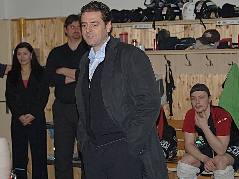 Z tréninku karlovarských hokejistů před začátkem finálových zápasů. Za hokejisty se přišel podívat i primátor města Werner Hauptmann.