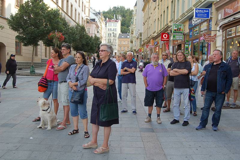 Asi stovka lidí se včera sešla v karlovarské Zeyerově ulici, aby zavzpomínali na okupaci vojsky Varšavské smlouvy 21. srpna roku 1968.