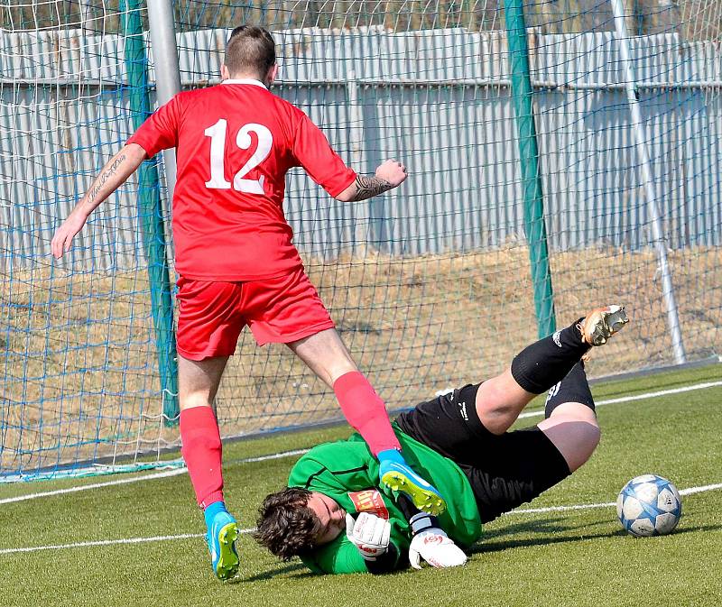 Neúspěšný vstup do jarní části krajského přeboru musela skousnout Stará Role (v modrém), když podlehla vysoko 0:4 chebské Hvězdě (v červeném).