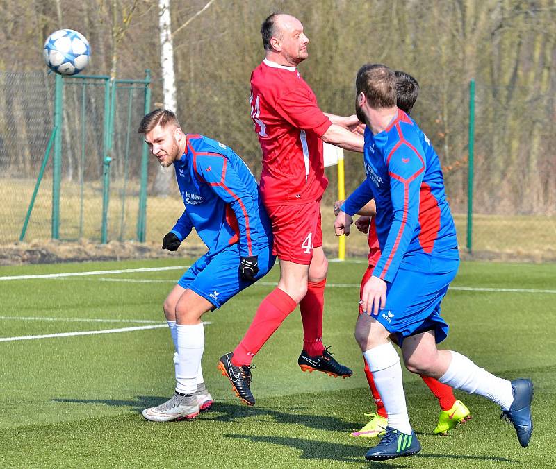 Neúspěšný vstup do jarní části krajského přeboru musela skousnout Stará Role (v modrém), když podlehla vysoko 0:4 chebské Hvězdě (v červeném).