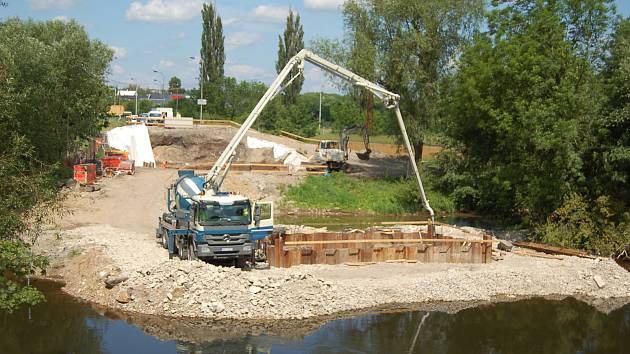 V Doubí v Karlových Varech pokračují stavbaři s realizací nového mostu. Ten má nahradit původní, který byl odstraněn letos na jaře kvůli havarijnímu stavu. Do konce července by měly být postaveny pilíře, pak přijde na řadu osazování ocelových nosníků.