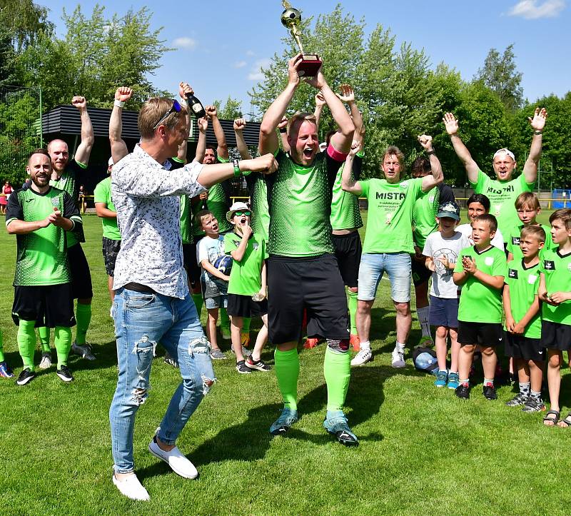 Fotbalisté Vintířova na závěr krajského přeboru zdemolovali Hroznětín v poměru 8:1, a pak se mohli naplno pustit do mistrovských oslav.