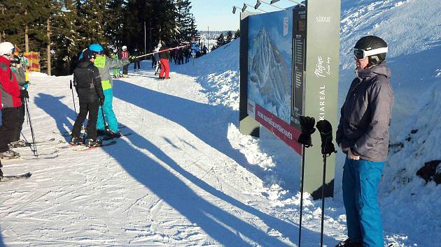 DOBRÉ PODMÍNKY NA PLEŠIVCI. Osmdesát centimetrů sněhu a šest upravených sjezdovek mají lyžaři k dispozici ve skiareálu Plešivec.