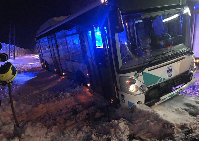 Havárie autobusu linkové dopravy v Ostrově na Karlovarsku.