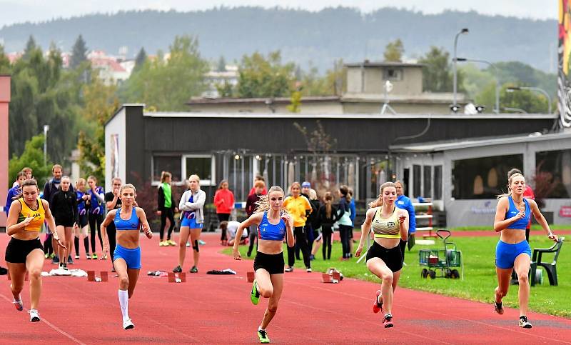 Karlovarské kontrolní závody uspořádal v týdnu na městském atletickém stadionu v lázeňském městě Triatlet Karlovy Vary.