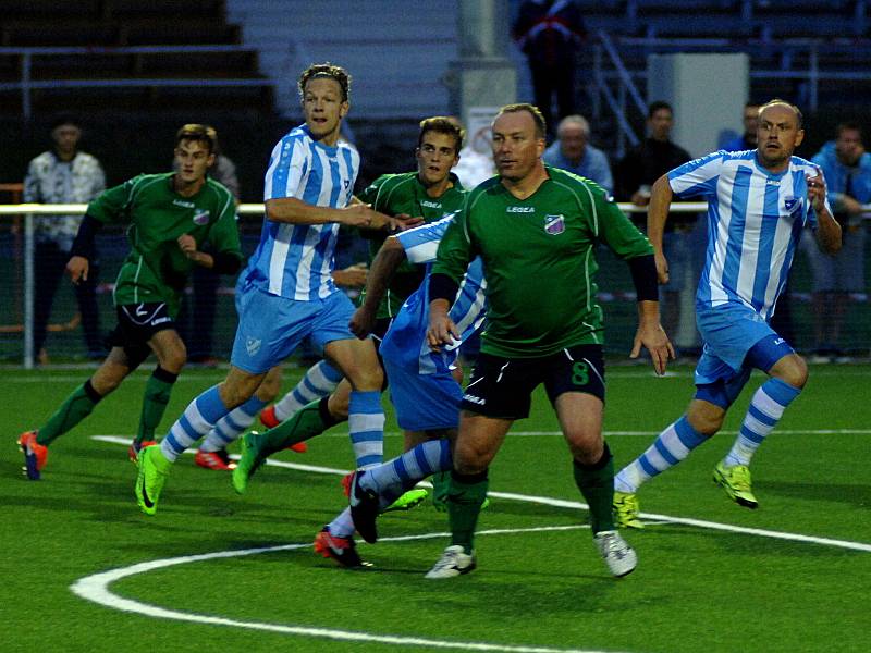 Chebská derby mezi hvězdou (v modrém) a mužstvem FC Cheb skončilo bez branek. Zápas rozhodly až pokutové kopy.