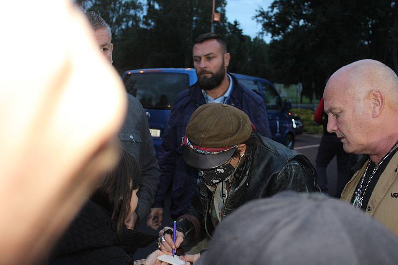 Johnny Depp opět rozdával autogramy a selfies, tentokrát na letišti při odletu domů.