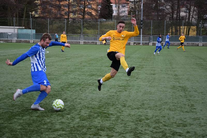 Baníkovci (ve žlutém) sahali v souboji s divizním Ostrovem po senzaci, nakonec prohráli dobře rozehraný duel těsně 2:3.