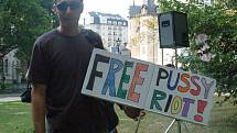 Free Pussy Riot. Demonstrace v parku naproti ruskému konzulátu v Karlových Varech.