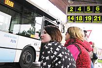 Karlovarská karta bude sloužit v první fázi pro cestování autobusy MHD.