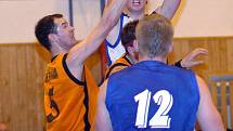 V rámci druholigového basketbalového derby si poradili hráči karlovarské Thermie (v oranžovém) s týmem Mariánských Lázní (v modrém) v poměru 97:88.