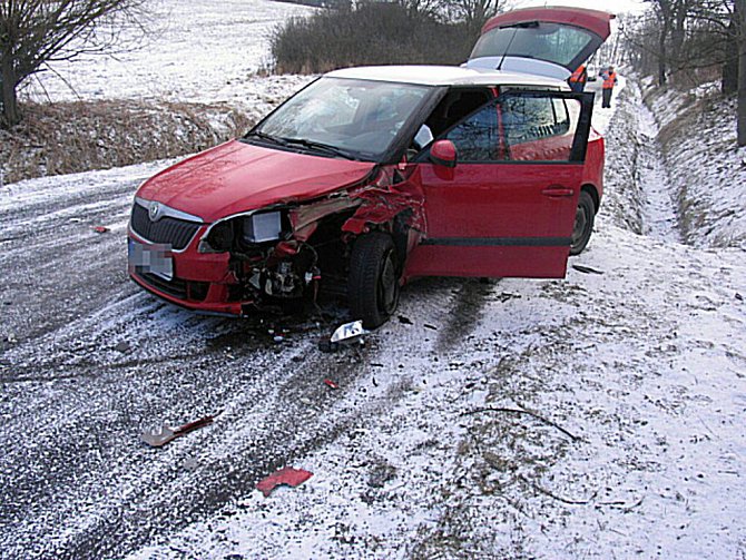 Ke střetu dvou osobních automobilů došlo v neděli 20. února odpoledne mezi Ostrovem a Mořičovem na Karlovarsku.
