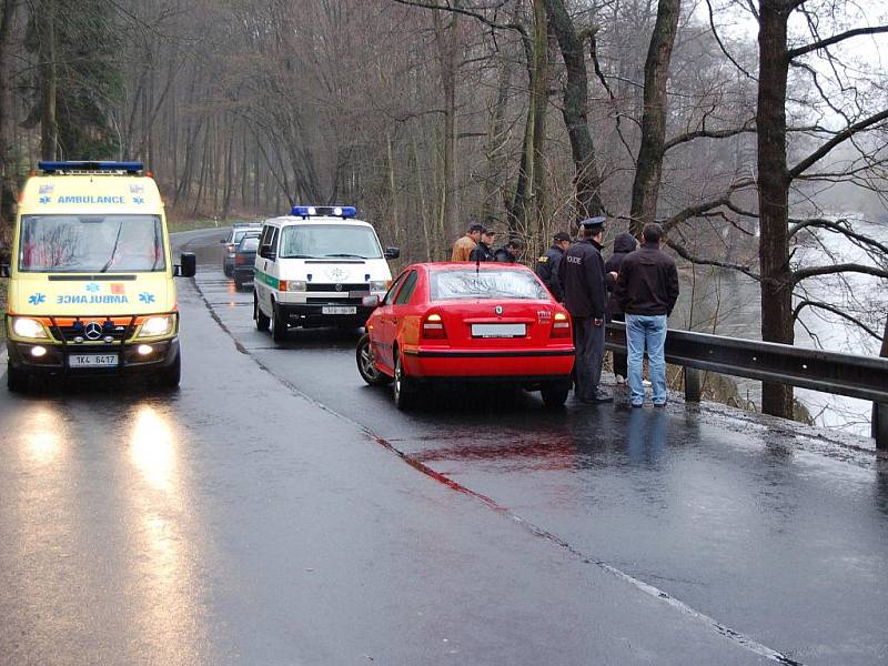 Sedmasedmdesátiletý muž z Karlových Varů se v pondělí utopil v Ohři.