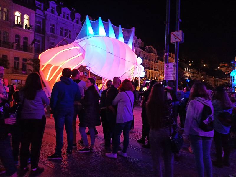 Festival světel přilákal do ulic v centru Karlových Varů i přes rostoucí počet nakažených tisícovky lidí.