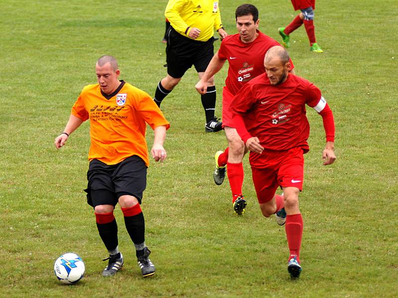 Jiskra Nový Kostel (v oranžovém) podlehla Lokomotivě Mariánské Lázně 0:2.