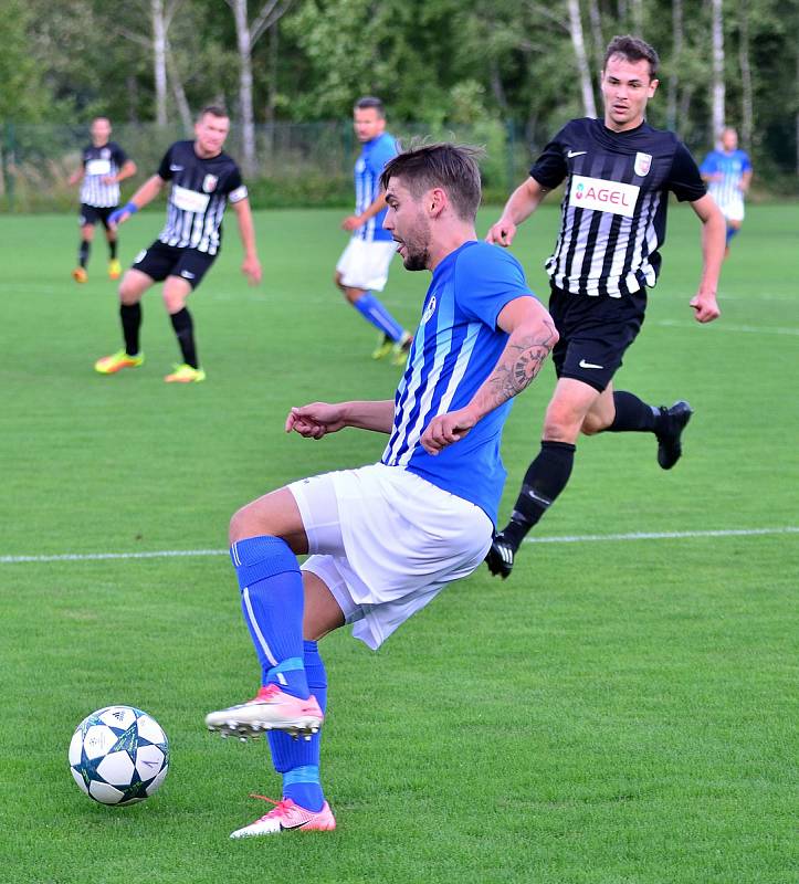 Ostrovskému FK (v modrém) se vstup do podzimní části Fortuna Divize B nepovedl, když  si výhru 1:0 odvezl Brandýs nad Labem (v černém).