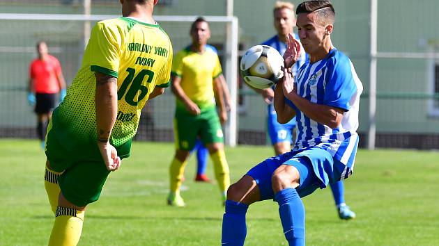 Fotbalisté Ostrova uspěli na půdě Dvorů, kde vydolovali vítězství 2:1.