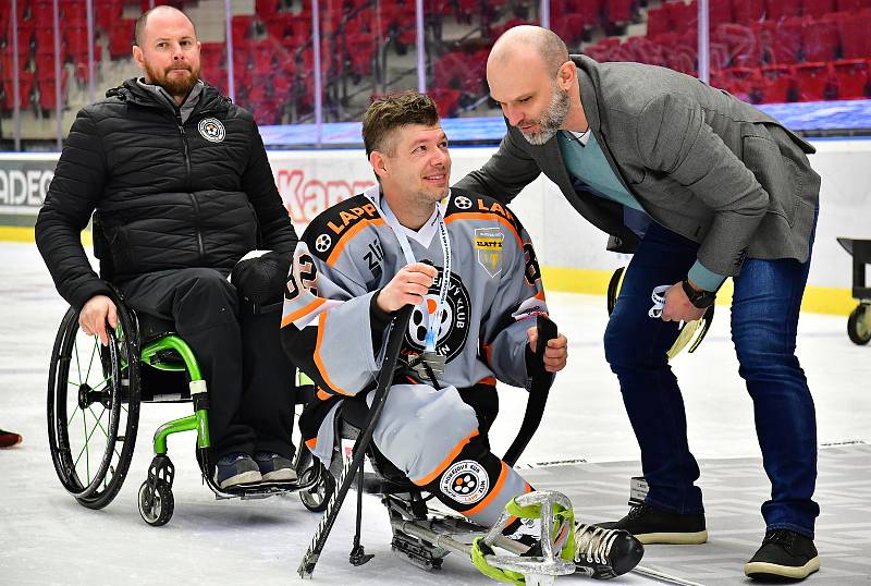 Para hokejisté SKV Sharks Karlovy Vary uhájili para hokejový trůn. V KV Aréně obstál nejlepší tým základní části i ve druhé finálové bitvě, ve které slavil výhru 6:3 nad Zlínem.