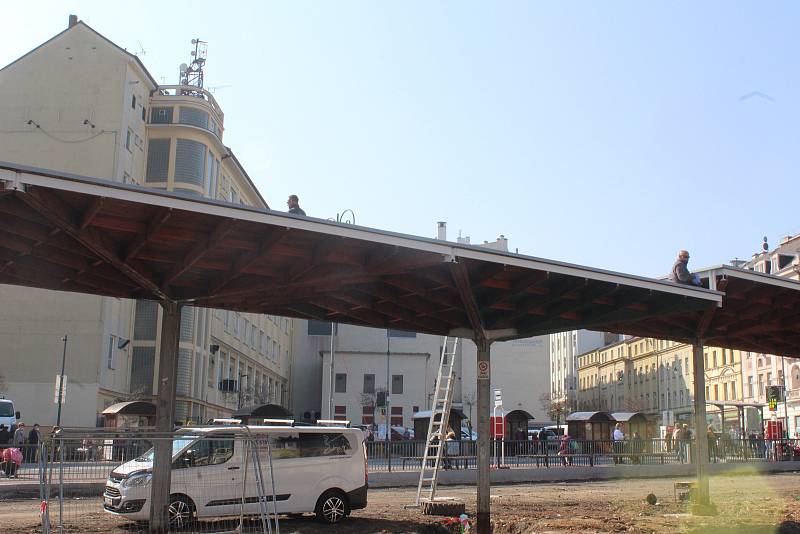 Rekonstrukce autobusového nádraží městské hromadné dopravy v Karlových Varech má skončit už 15. května.