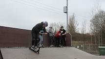 Ostrovský skatepark je opět otevřený. V sobotu zde dováděli kluci na koloběžkách.