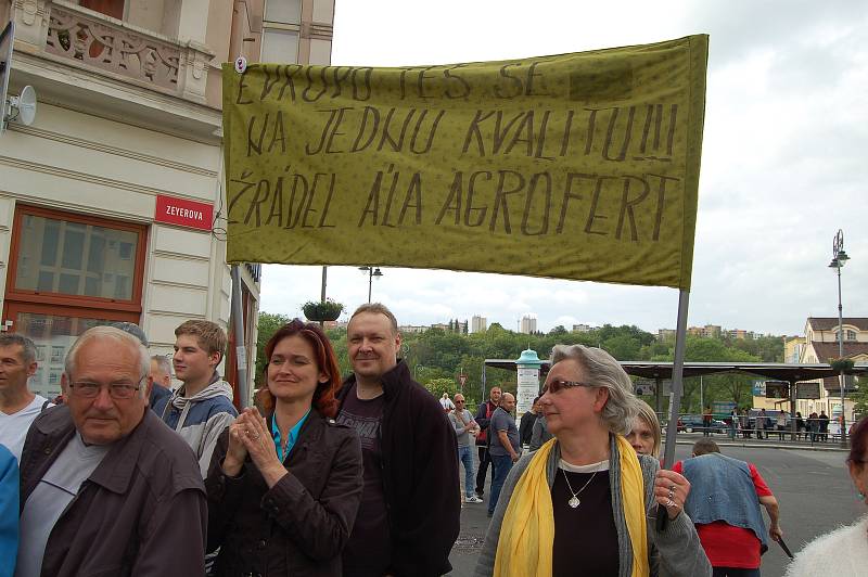 Asi 200 lidí se sešlo u karlovarské Tržnice, aby se připojili k protestům Milion chvilek, které se konaly i na jiných místech země. Organizátoři s demonstranty zde vyzvali premiéra Andreje Babiše a ministryni Marii Benešovou k rezignaci.