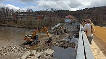 Demolice Dvorského mostu postoupila do další části - most už je tak kompletně zbourán. Bagry v současnosti rozebírají poslední zbytky pilířů přímo v řece. Nový most má být hotový na konci letošního roku.