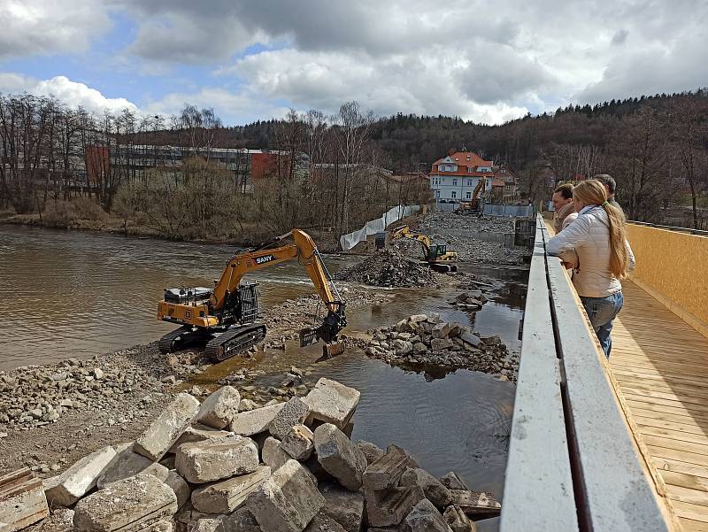 Demolice Dvorského mostu postoupila do další části - most už je tak kompletně zbourán. Bagry v současnosti rozebírají poslední zbytky pilířů přímo v řece. Nový most má být hotový na konci letošního roku.