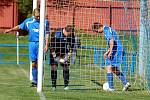 Dlouho drželi fotbalisté karlovarské Lokomotivy (v modrém) příznivý stav v duelu s lídrem tabulky Sokoloívem B (v pruhovaném), kterému nakonec podlehla v poměru 2:5