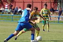 Dlouho drželi fotbalisté karlovarské Lokomotivy (v modrém) příznivý stav v duelu s lídrem tabulky Sokoloívem B (v pruhovaném), kterému nakonec podlehla v poměru 2:5