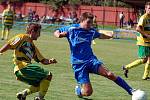 Dlouho drželi fotbalisté karlovarské Lokomotivy (v modrém) příznivý stav v duelu s lídrem tabulky Sokoloívem B (v pruhovaném), kterému nakonec podlehla v poměru 2:5