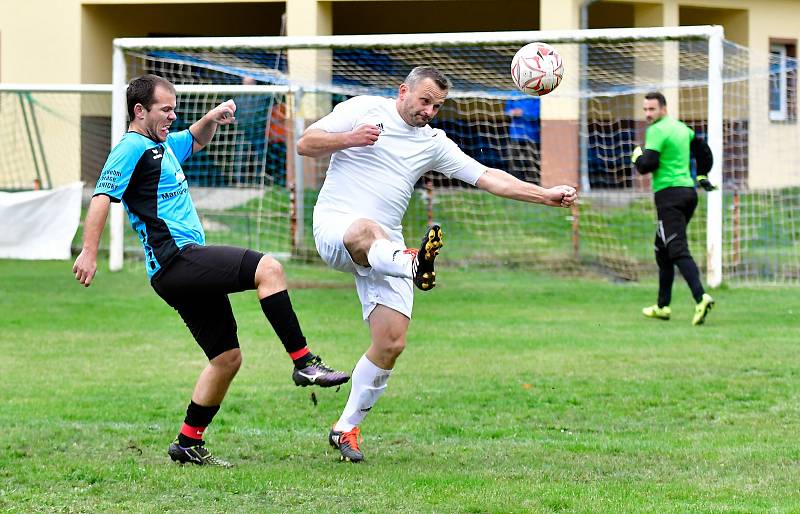 Stanovice (v bílém) nestačily překvapivě na výběr Kyselky, kterému podlehly 1:2, čímž přišly o první místo v tabulce.