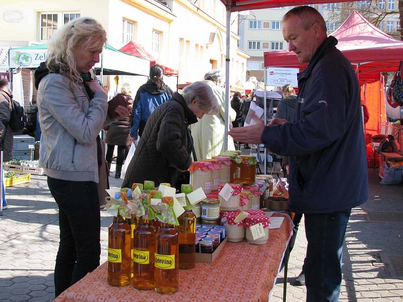 Sezona karlovarských farmářů začala. Jejich výrobky můžete zase okoušet každý měsíc 