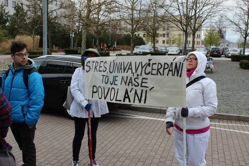 Zdravotní sestry protestovaly před jednáním krajského zastupitelstva Karlovarského kraje proti nízkým platům.