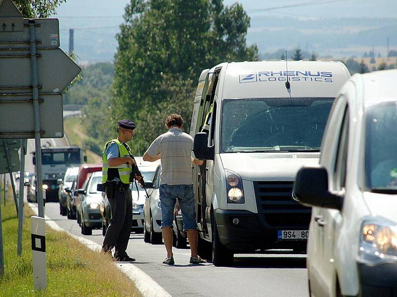 Pátrání po dvojici lupičů. Na silnicích v kraji hlídkují policisté se samopaly.