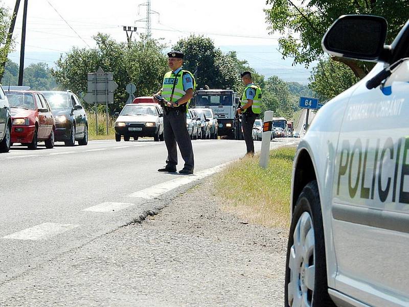 Pátrání po dvojici lupičů. Na silnicích v kraji hlídkují policisté se samopaly.