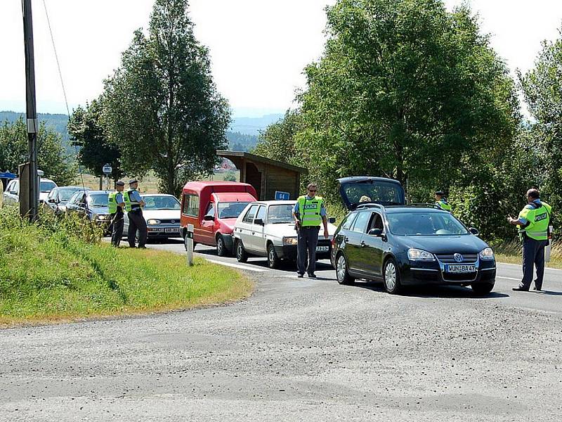 Pátrání po dvojici lupičů. Na silnicích v kraji hlídkují policisté se samopaly.