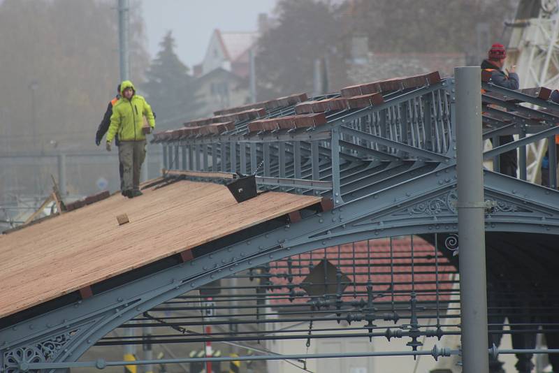 Z původního karlovarského horního nádraží nezůstalo vůbec nic a staré objekty nahradila moderní budova