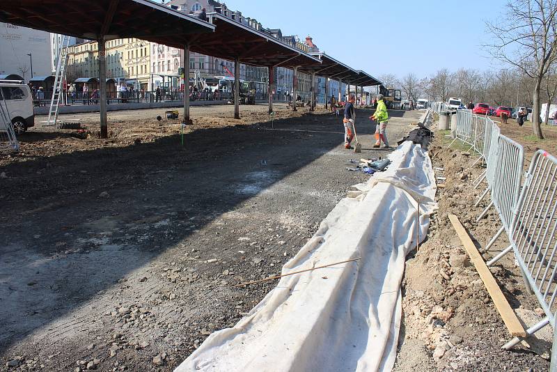 Rekonstrukce autobusového nádraží městské hromadné dopravy v Karlových Varech má skončit už 15. května.