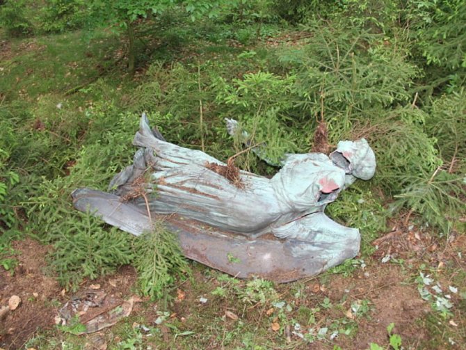 Zdevastovaná socha Anděla smrti.