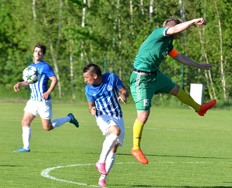 Ostrovský FK (v modrém) si připsal na účet velmi cennou výhru, když v derby pokořil karlovarský 1.FC (v zeleném) v poměru 3:2.