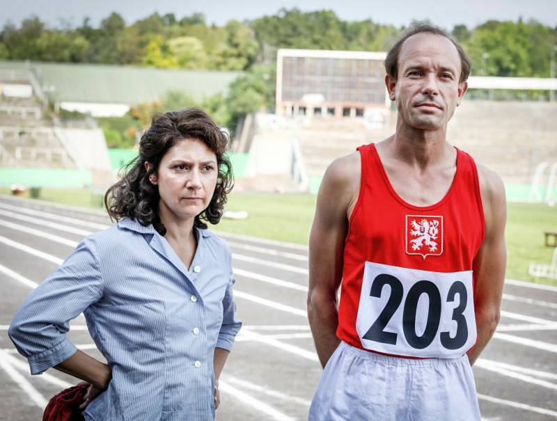 Na snímku z 30. srpna 2019 jsou Václav Neužil a Martha Issová, představitelé manželů Zátopkových, při natáčení filmu Zátopek.
