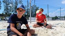 Karlovarsko opět vyplní volejbalovou přestávku oblíbeným a vyhledávaným volejbalovým kempem pro děti od 5 do 14 let, když pro zájemce nově budou k dispozici dva turnusy. Premiérově pak Karlovarsko nachystalo pro děti dva beachvolejbalové víkendy.