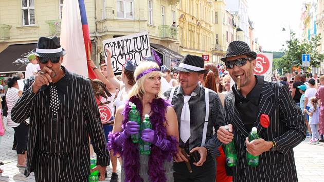 Karnevalový průvod prošel Karlovými Vary sledován stovkami přihlížejících.