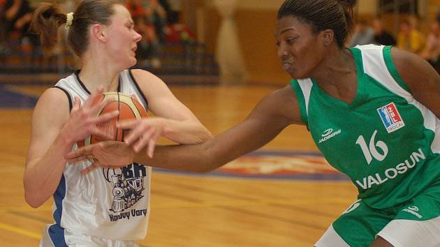 NEDÁM jakoby říkala karlovarská basketbalistka Hricová ( v bílém) sokyni z Valosunu Brno v prvním utkání nadstavby A1, které se odehrálo o víkendu v lázeňském městě.