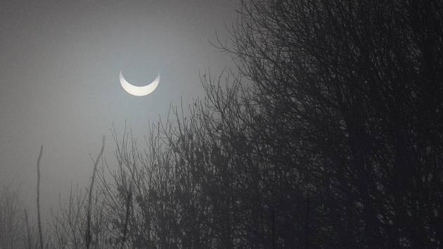 Částečné zatmění slunce na Karlovarsku bylo vidět jen na výše položených místech, jako je například Třebouň na Toužimsku