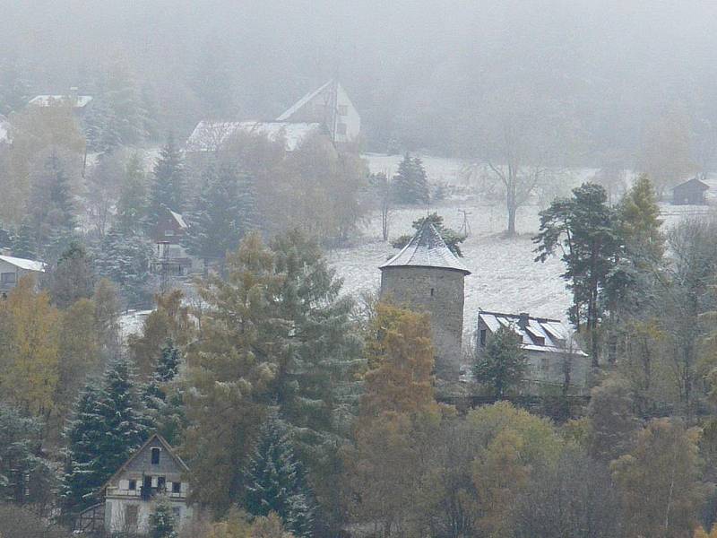 První nadílky se nedočkaly jenom vrcholky Krušných hor. Sněhem se zahalil i Jáchymov.