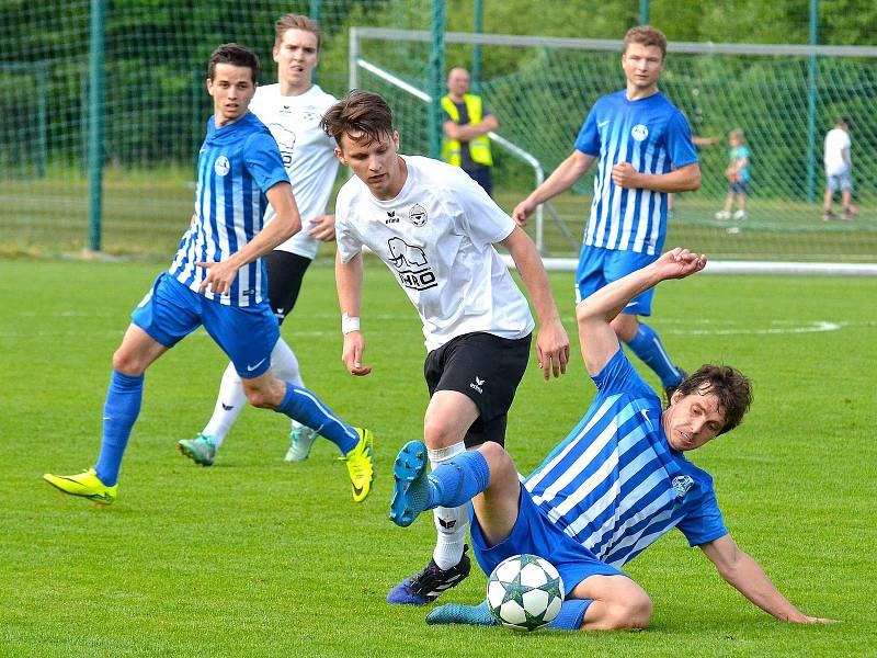 Ostrovská jiskra ´naděje´ na záchranu definitivně vyhasla v Jankově, nic na tom nezměnila ani výhra v krajském derby nad týmem Mariánských Lázní (v bílém), když Ostrov (v modrém) slavil vítězství 4:2.