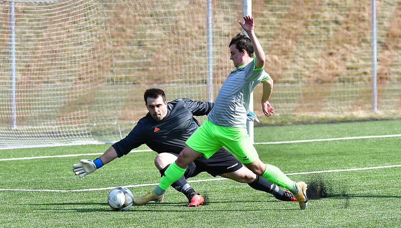 Sedlec (v šedém) vstoupil do jarní části I. B třídy výhrou 3:0 nad Habartovem.