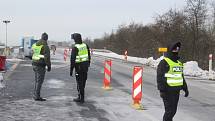 Policisté nadále kontrolují řidiče na okresních hranicích.