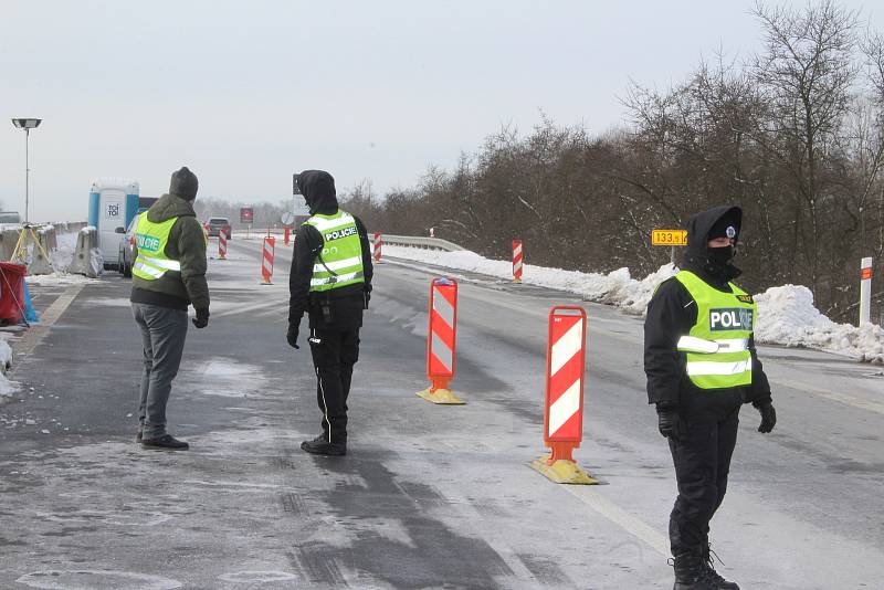 Policisté nadále kontrolují řidiče na okresních hranicích.